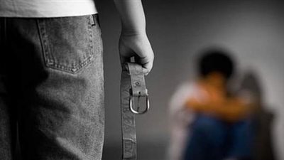 التحقيق مع أب ضرب ابنه بكابل كهربائي بسبب ثمن كشف طبي بالقليوبية