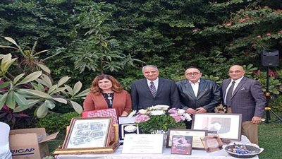 ابنة الشاعر حسين السيد تحتفل بتوقيع كتاب والدها 