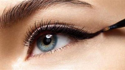 هل يجوز للمرأة أن تخرج من بيتها مكحلة العينين يراها الغرباء؟