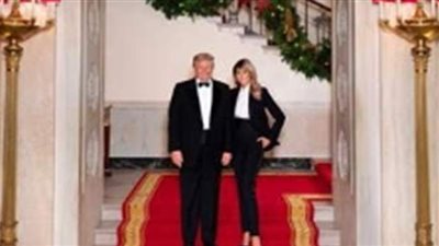 زي موحد يجمع ترامب بزوجته في آخر احتفال بأعياد الميلاد بالبيت الأبيض