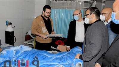 محافظ بني سويف يزور مصابي انقلاب سيارة بالصحراوي الغربي