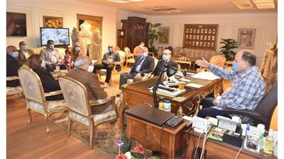 محافظ أسيوط يبحث مع رئيس هيئة الطرق موقف خطة الرصف والصيانة