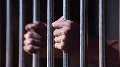 حبس والدي طفل عذبا ابنهما وأجبراه على التدخين وتعاطي المواد المخدرة