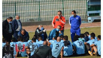 خالد عيد يجتمع بلاعبي المحلة بعد شفائه من كورونا | صور