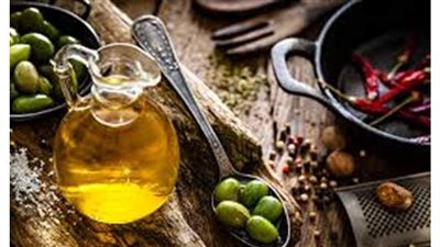 لصاحبات البشرة الجافة والدهنية.. اكتشفي أسرار زيت الزيتون