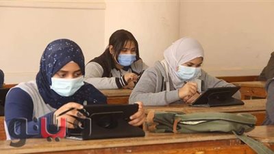 طلاب أولى ثانوي يؤدون امتحاني التاريخ والكيمياء اليوم