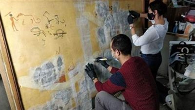 ترميم رسم جداري للمقبرة رقم ١٠٠ من منطقة الكوم الأحمر بالمتحف المصري
