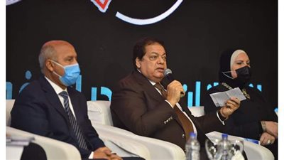 محمد أبو العينين يدير جلسة «جذب الاستثمارات» بمؤتمر أخبار اليوم الاقتصادي