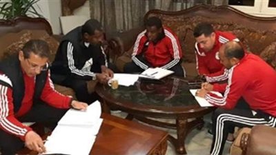 هل يتم الإطاحة بالجهاز الفني لمنتخب الشباب؟ مصدر باتحاد الكرة يجيب