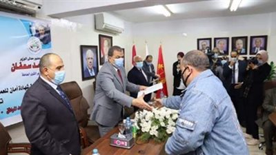 وزير القوى العاملة يسلم 150 شهادة 