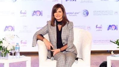 وزيرة الهجرة: حريصون على الاستفادة من خبرائنا بالخارج في توطين صناعة السيارات| صور