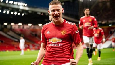 مان يونايتد يضرب ليدز برباعية في الشوط الأول.. وماكتومناي يدخل تاريخ الدوري الإنجليزي