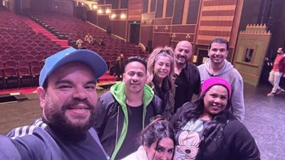 محمد عبد الرحمن ينشر صورة من كواليس مسرحية 