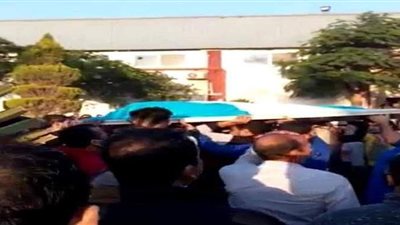 لحظة خروج جثمان ضحية حادث انفجار جهاز تجفيف مصنع الشرقية | فيديو