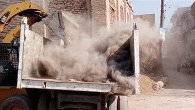 رفع 45 طن مخلفات وإصلاح وتجديد شبكة مياه الشرب بالقرنة في الأقصر | صور