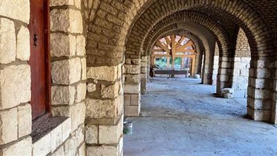 رئيس مدينة القرنة ووفد منظمة اليونسكو يبحثان إحياء تراث حسن فتحى | صور