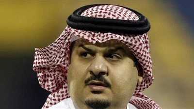 أمير سعودي يوثق لحظة تلقيه الجرعة الأولى من لقاح كورونا