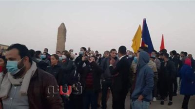 توافد السياح والمصريين على معبد الكرنك للاحتفال بتعامد الشمس على قدس الأقداس | صور