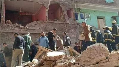 انهيار عقار بالإسكندرية واستخراج جثة أحد قاطنيه.. والبحث عن طفل