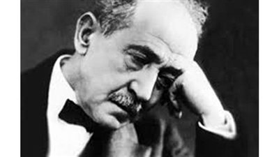 أمير الشعراء يعارض دخول البنات الجامعة ويشبههن بعصفور الكناريا