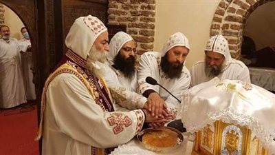 راهب وكاهنان وطالب رهبنة جدد بدير الملاك ببرية الأساس بنقادة