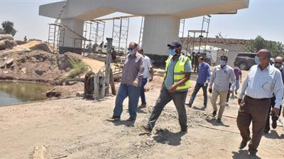 محافظ أسيوط: مشروع محور ديروط  يضم ١٢ كوبري وبربخ لمخرات السيول
