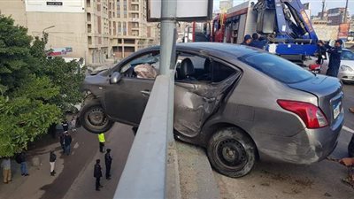 توقف حركة المرور بكوبري محرم بك بالإسكندرية بسبب تصادم سيارتين