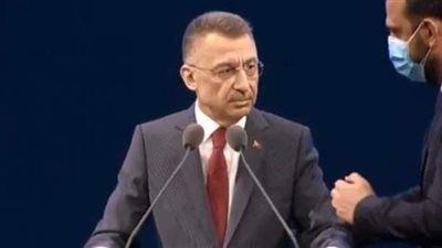 تعرض نائب الرئيس التركي لوعكة صحية على الهواء | فيديو