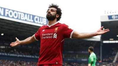 بابتسامة عريضة.. محمد صلاح يحتفل بجائزة أفضل لاعب في 2020