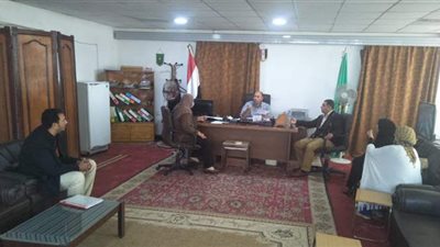 رئيس مدينة القنطرة شرق يناقش الموقف التنفيذي لملف 