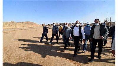 وزير الإسكان يختتم جولته بأسوان بتفقد مشروع إنشاء الطريق الإقليمي الشرقي