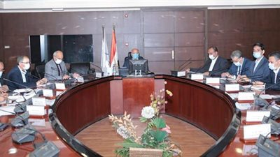 وزير النقل يلتقي قيادات الطرق والكبارى لمتابعة تنفيذ المشروعات