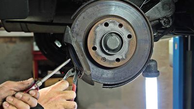 أفضل 6 طرق للحفاظ على فرامل سيارتك