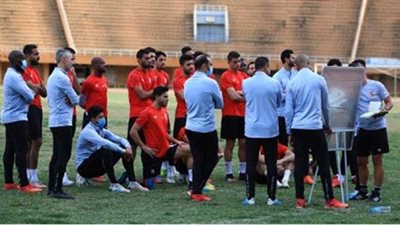 محاضرة فنية للاعبي الأهلي في المران الأول بالنيجر
