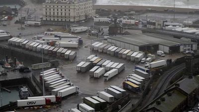 بسبب سلالة كورونا الجديدة.. فوضى على الحدود بين بريطانيا وفرنسا | صور