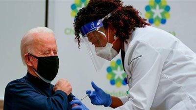 بايدن يتلقى لقاح فيروس كورونا