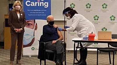 لحظة تلقي بايدن لقاح كورونا.. ويوجه رسالة للشعب الأمريكي | فيديو