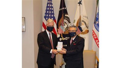 ترامب يمنح وسام 