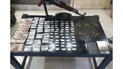 سقوط تاجر مخدرات يقود سيارة مسروقة وبحوزته كمية من الهيروين والشابو بسوهاج