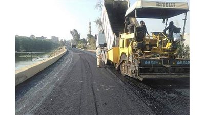 رصف محاور مرورية لتسهيل الحركة في الجيزة