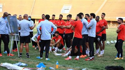 محاضرة بالفيديو للاعبين قبل مران الأهلي اليوم