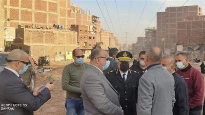 محافظ القاهرة يتفقد إزالة المنازل المخالفة بعزبة الهجانة