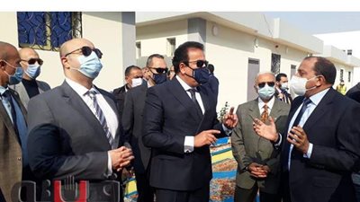 وزير التعليم العالي ومحافظ بني سويف يفتتحان مجمع الخدمات الطلابية | صور