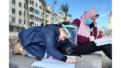 طلاب الإسكندرية يبدعون على كورنيش البحر لرسم معالم المحافظة | صور