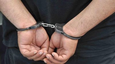 ضبط كهربائي لتلاعبه بالعدادات الكودية وتمكين آخرين من سرقة التيار بالجيزة