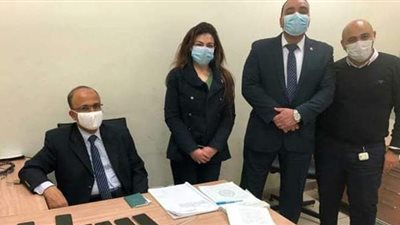 إحباط تهريب ١٦ تليفونا وأعشابا مقوية للمناعة بحوزة راكبين بمطار القاهرة