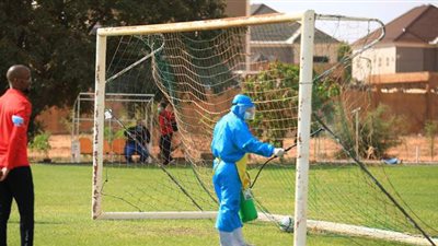 تعقيم ملعب التدريب قبل المران الأخير للأهلي في النيجر