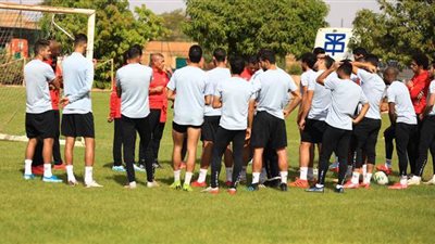 جونسون يجتمع بالجهاز المعاون للأهلي قبل المران الأخير في النيجر