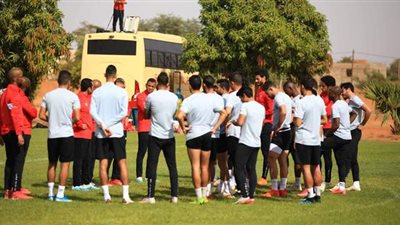 جونسون يحاضر لاعبي الأهلي قبل بدء المران الأخير لمواجهة بطل النيجر