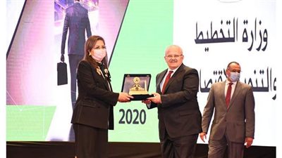 جامعة القاهرة تهدي هالة السعيد درع الجامعة لحصولها على جائزة أفضل وزير عربي